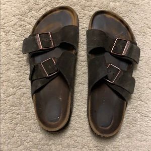 Brown suede Birkenstock’s